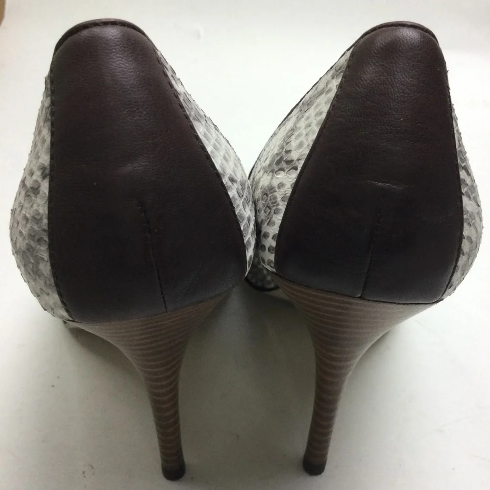B Makowsky Neve Python Snake Print Leather Round Toe Pumps Size 7.5 - Picture 4 of 12